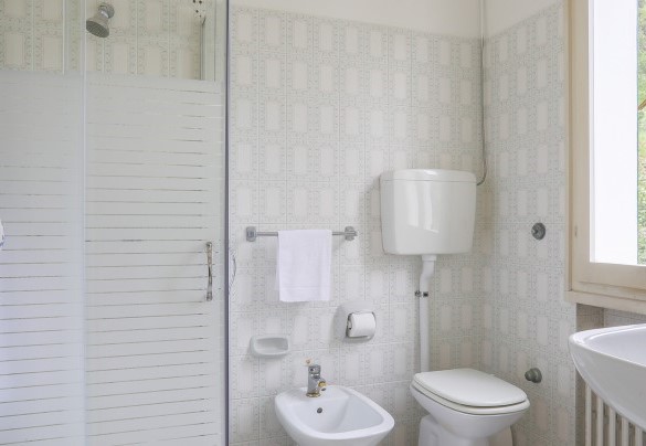La camera è anche dotata di bagno en-suite - La villa Dina