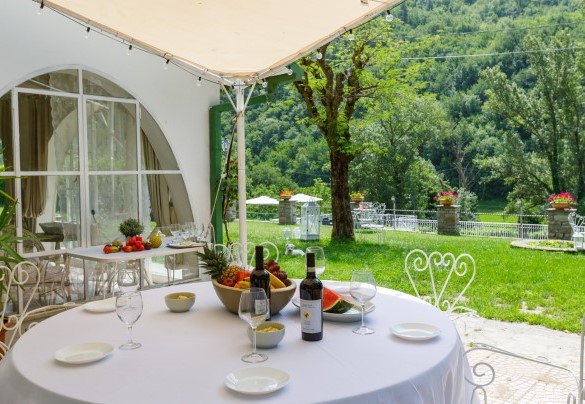 Al lato della villa una copertura crea il luogo perfetto per prazi e cene all'aperto - La villa Dina