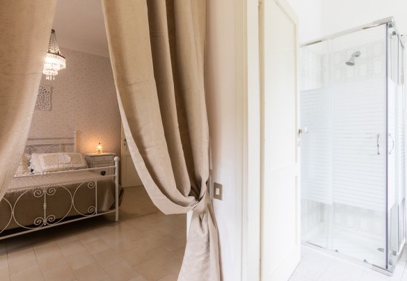 La camera è anche dotata di bagno en-suite - La villa Dina