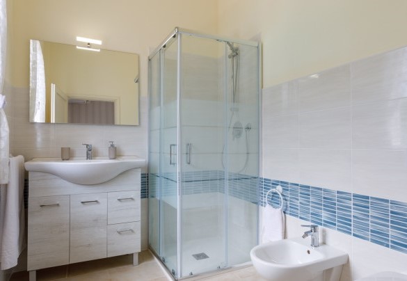 Il bagno moderno al piano superiore - La villa Dina