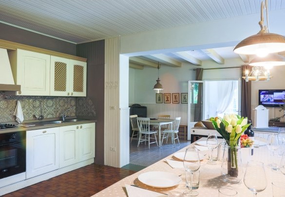 La cucina è attrezzata e permette la preparazione di qualsiasi tipo di prelibatezza - La villa Dina