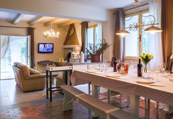 La cucina è direttamente collegata al salotto - La villa Dina