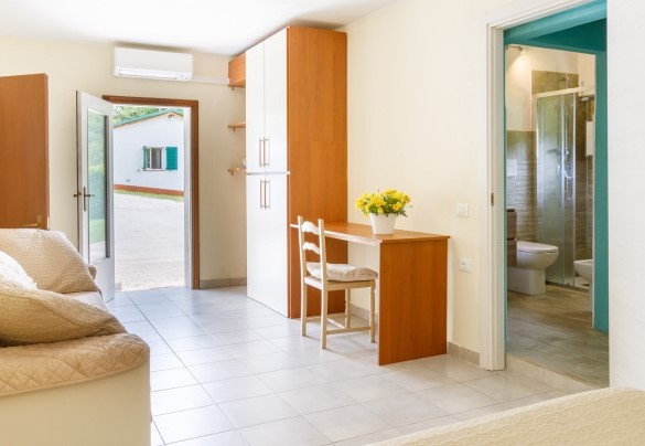 L'accesso alla zona parcheggio dal lato della villa - La villa Dina