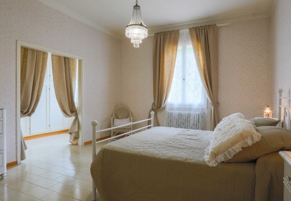 Una camera da letto matrimoniale è al piano superiore - La villa Dina