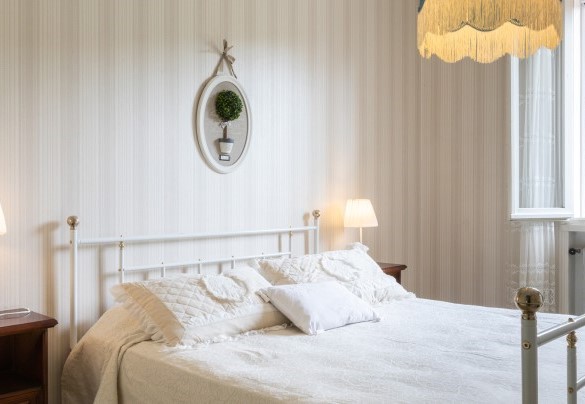 La camera matrimoniale al piano superiore - La villa Dina