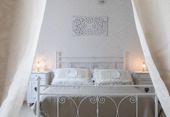 Delle poetiche tende delimitano la camera da letto - La villa Dina