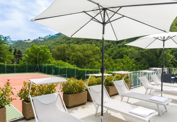 Il campo da tennis ad uso esclusivo - La villa Dina