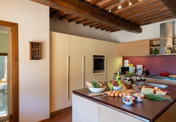 La cucina moderna e ben attrezzata – La villa nell’isola verde