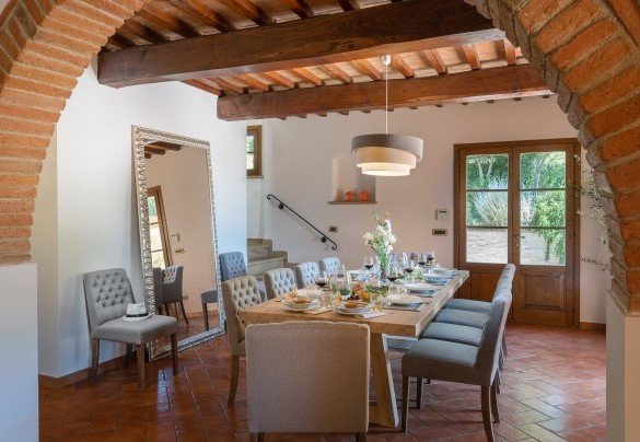La spaziosa e accogliente zona pranzo con accesso all’esterno – La villa nell’isola verde