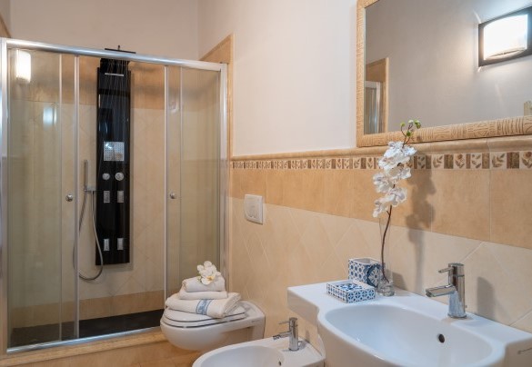 Bagno con doccia idromassaggio n.5 al primo piano - La Villa nell'isola verde