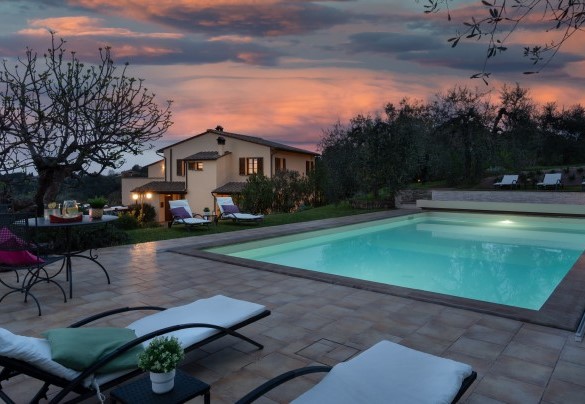 La zona solarium è attrezzata con lettini e la piscina è disponibile tutto l'anno – La villa nell’isola verde