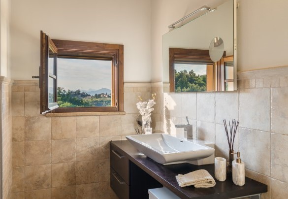 Bagno con vasca idromassaggio n.4 al primo piano - La Villa nell'isola verde
