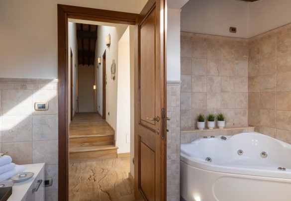 Bagno con vasca idromassaggio n.4 al primo piano - La Villa nell'isola verde