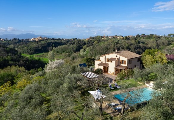 La villa gode di una meravigliosa vista sulla cittadina di Lari, punto strategico medievale sulla strada tra Pisa e Volterra – La villa nell’isola verde