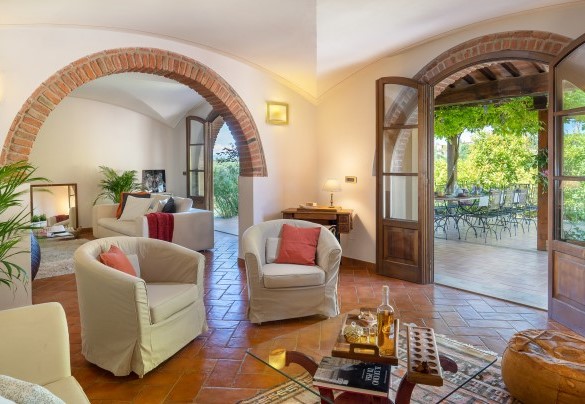 L’ampio soggiorno con accesso all’esterno – La villa nell’isola verde 