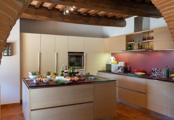 La cucina moderna e ben attrezzata – La villa nell’isola verde