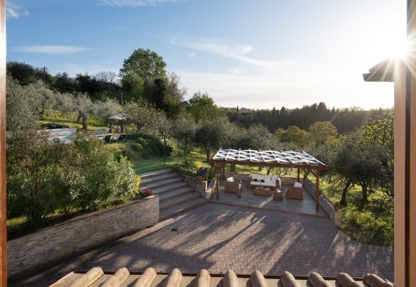 La villa è situata su una collina completamente circondata da sei ettari di ulivi, alberi da frutto ed erbe aromatiche – La villa nell’isola verde