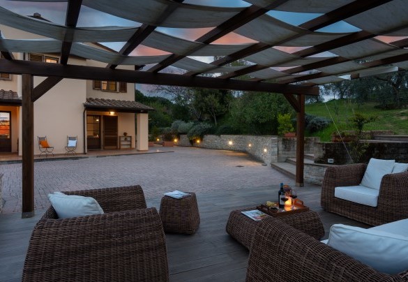 L’area living dove fermarsi per una tranquilla contemplazione e riflessione – La villa nell’isola verde