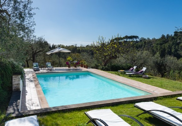 La piscina misura 5x10 m con profondità variabile da 1,20 a 1,50 m – La villa nell’isola verde