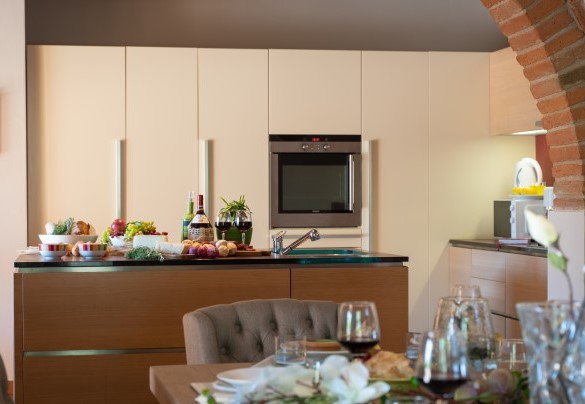 La cucina moderna e ben attrezzata – La villa nell’isola verde