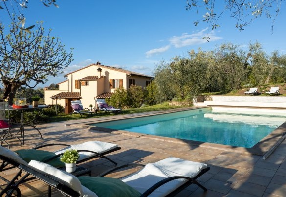 La piscina si trova lateralmente e in posizione rialzata rispetto alla villa, è immersa tra gli alberi e si affaccia sulla vallata – La villa nell’isola verde 