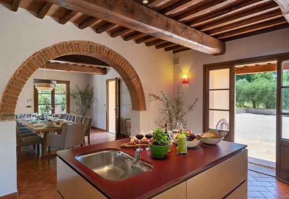 La cucina moderna e ben attrezzata collegata con la sala da pranzo e con accesso all’esterno – La villa nell’isola verde