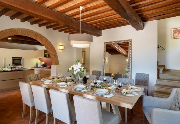 La spaziosa e accogliente zona pranzo collegata con la cucina – La villa nell’isola verde