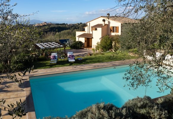 La villa gode di una meravigliosa vista sulla cittadina di Lari – La villa nell’isola verde