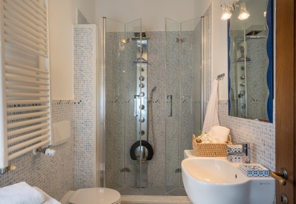 Bagno con doccia idromassaggio n.1 al piano terra - La Villa nell'Isola Verde