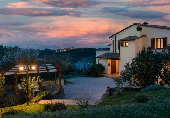 La villa si trova sulla Strada del Vino delle Colline Pisane e vicina al borgo di Lari – La villa nell’isola verde