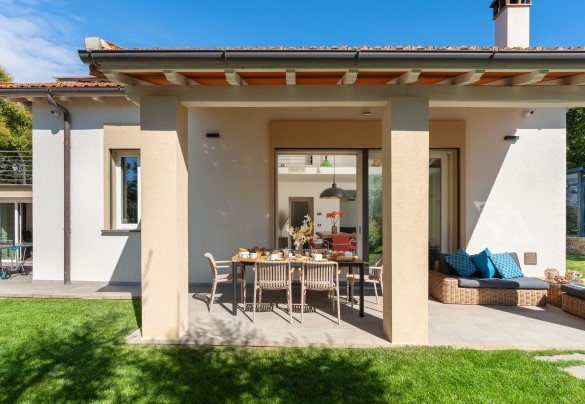 La splendida villa incarna un perfetto connubio tra design contemporaneo e comfort abitativo - La Villanella 