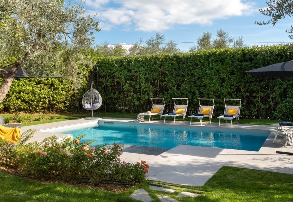 La piscina misura 4 x 9 m con una profondità costante di 1.40 m - La Villanella  
