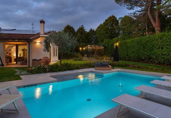 La vasca è depurata a sale e rivestita in pvc color smeraldo con illuminazione interna - La Villanella  