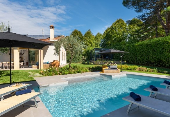 L’accattivante e ben attrezzata zona solarium contorna la piscina - La Villanella 