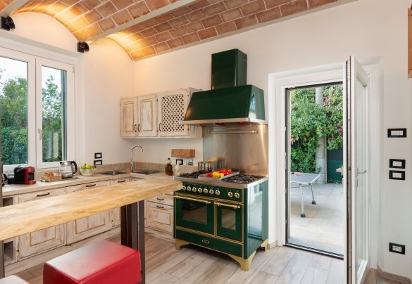 La cucina con uscita diretta tramite porta finestra - La Villanella  