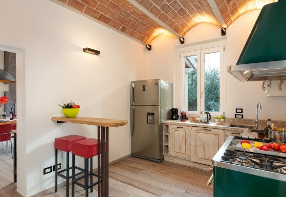La cucina ben accessoriata comunica comodamente con l'area pranzo - La Villanella   