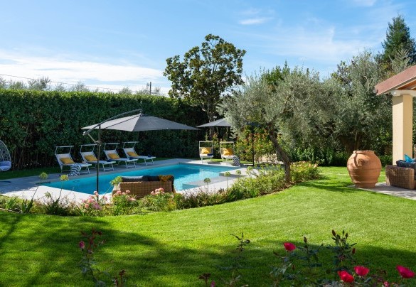 La zona piscina dista appena 15 m dalla villa - La Villanella 