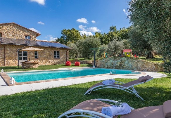 La zona solarium e la piscina sono poste nel punto piu' panoramico della proprieta' - La Villetta di Dante