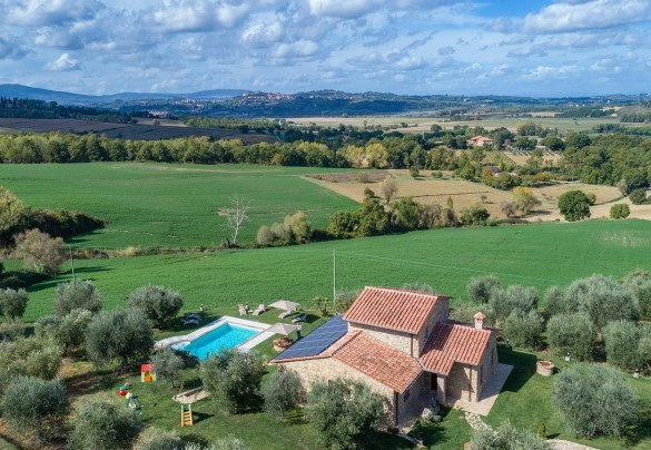 La proprietà è immersa tra le colline tra Umbria e Toscana vicino a Chiusi - La Villetta di Dante