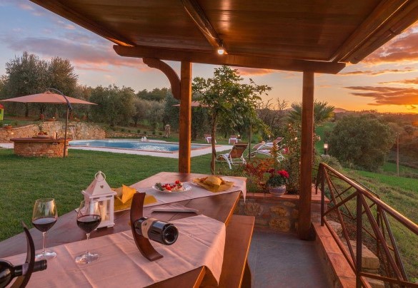 La tavola all'esterno è apparecchiata per un' aperitivo con splendida vista panoramica - La Villetta di Dante