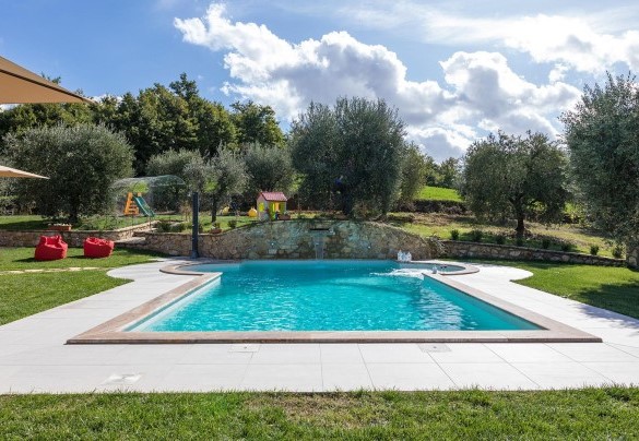 La piscina è rivestita in PVC color sabbia bordata in travertino - La Villetta di Dante
