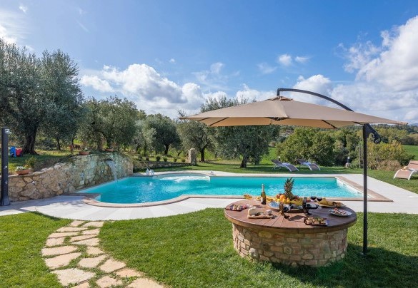 Vialetto in pietra che dal soggiorno/cucina della casa arriva alla piscina - La Villetta di Dante