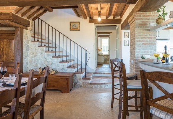 Cucina open space e scale interne in legno che portano al piano superiore - La Villetta di Dante