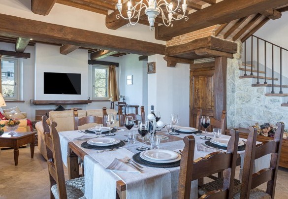 Il tavolo da pranzo nel luminoso soggiorno al pianterreno - La Villetta di Dante