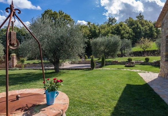 Entrata principale con parcheggio interno privato- La Villetta di Dante 