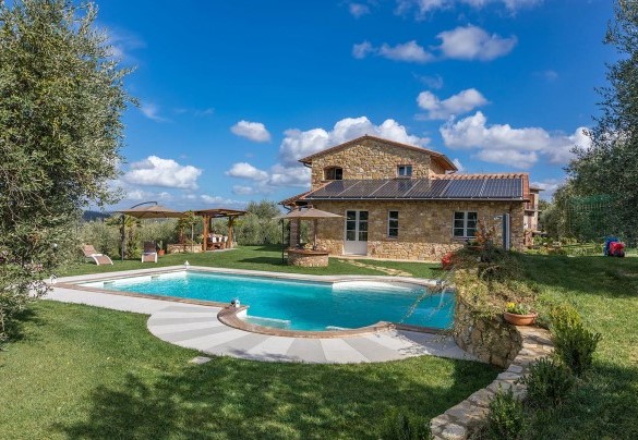 La casa è immersa nelle colline al confine tra Umbria e Toscana, nei pressi di Città della Pieve e Chiusi - La Villetta di Dante