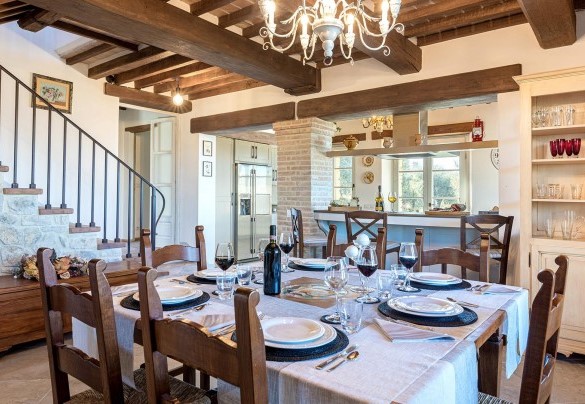 Il soggiorno e la cucina in open plan al piano terra - La Villetta di Dante