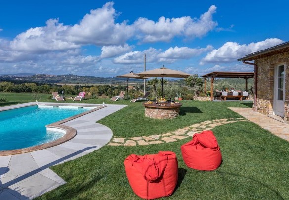La piscina privata ad uso esclusivo si trova a pochi passi dall'ingresso che conduce al soggiorno con cucina - La Villetta di Dante 
