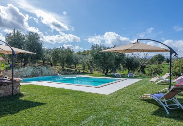 Ombrelloni,tavoli, comodi lettini ed una doccia solare fanno da perfetto complemento al solarium - La Villetta di Dante