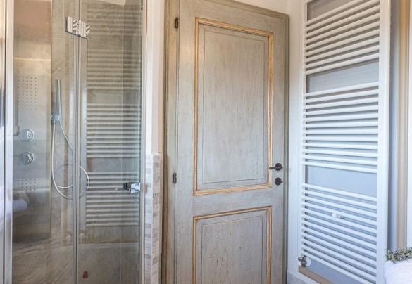 Bagno con doccia al primo piano - La Villetta di Dante